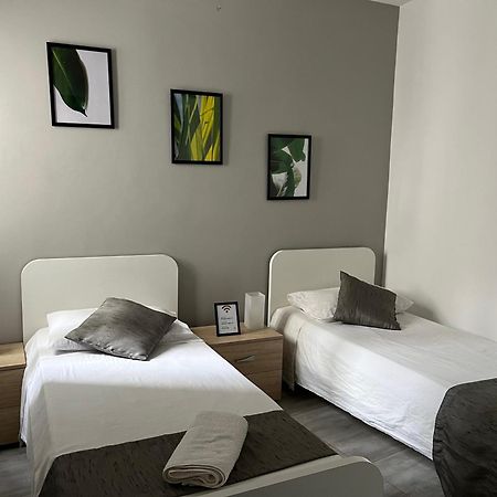 F4 Room 2, Private Room Two Single Beds Shared Bathroom Msida Exteriör bild