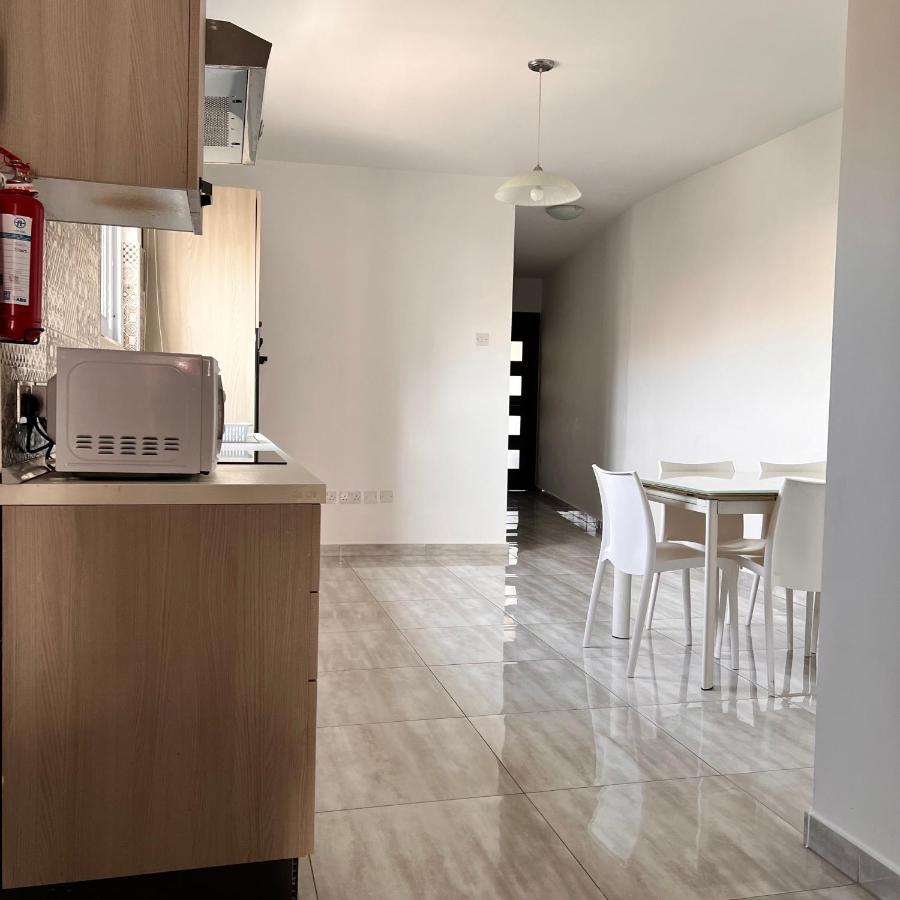 F4 Room 2, Private Room Two Single Beds Shared Bathroom Msida Exteriör bild