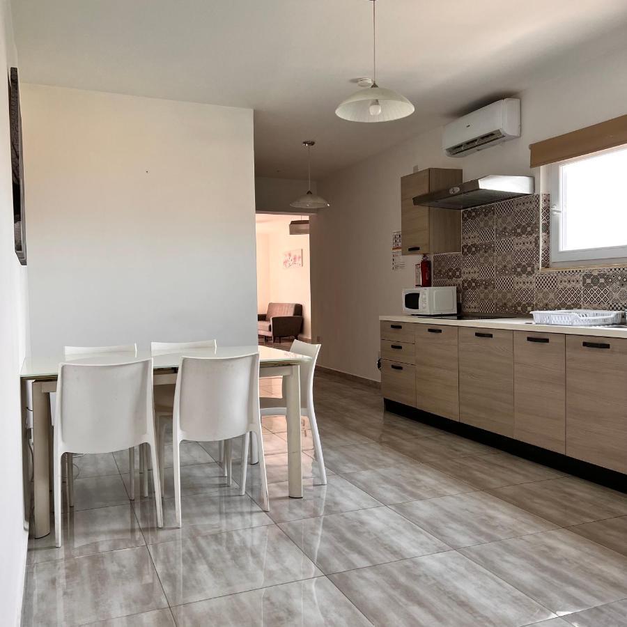 F4 Room 2, Private Room Two Single Beds Shared Bathroom Msida Exteriör bild
