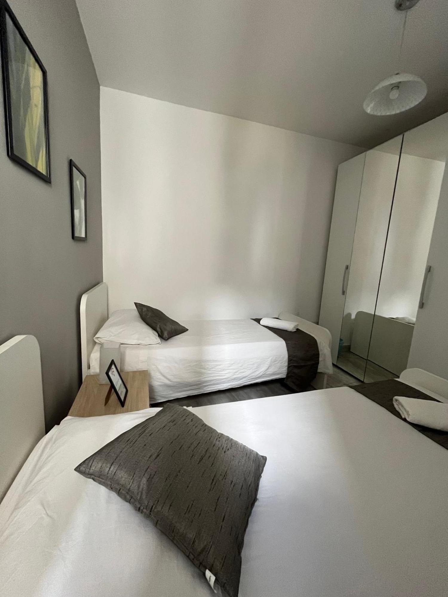 F4 Room 2, Private Room Two Single Beds Shared Bathroom Msida Exteriör bild