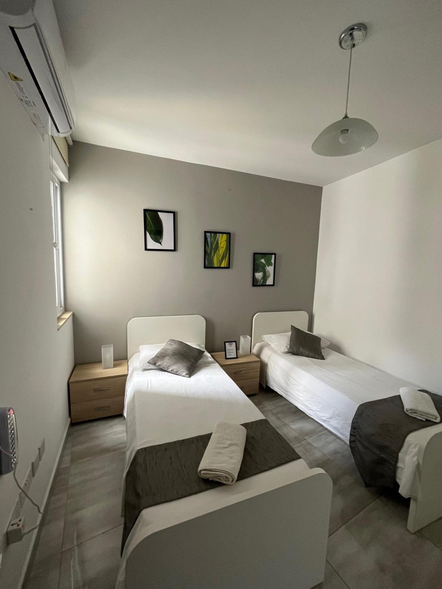 F4 Room 2, Private Room Two Single Beds Shared Bathroom Msida Exteriör bild